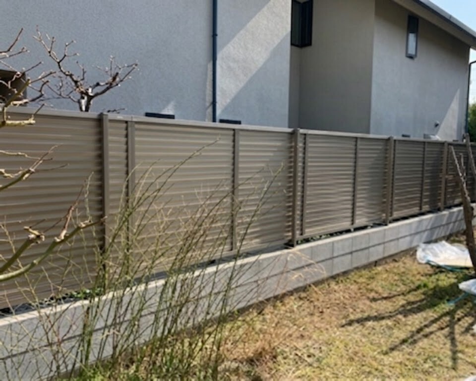 境界越境にそなえフェンスを新調されました