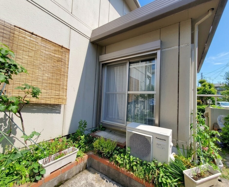 折り畳み雨戸から新しくシャッター取付させて頂きました